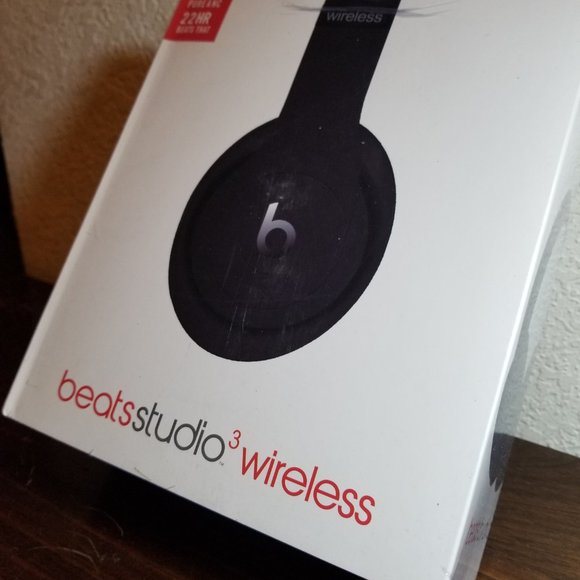 BEATS Studio 3 Wireless/Bluetooth Headphones (floor-model) ((BUNDLE)) - Picture 4 of 11